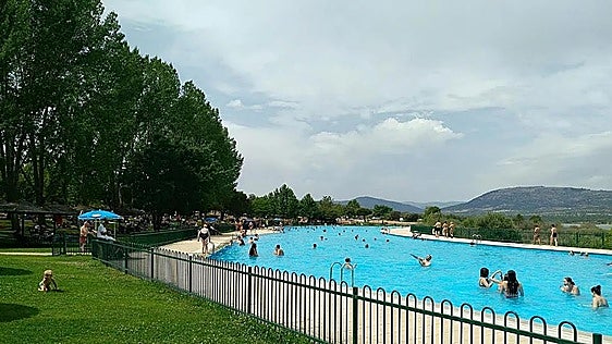 El pueblo de Madrid con la piscina natural más grande de España: dónde está y cómo llegar