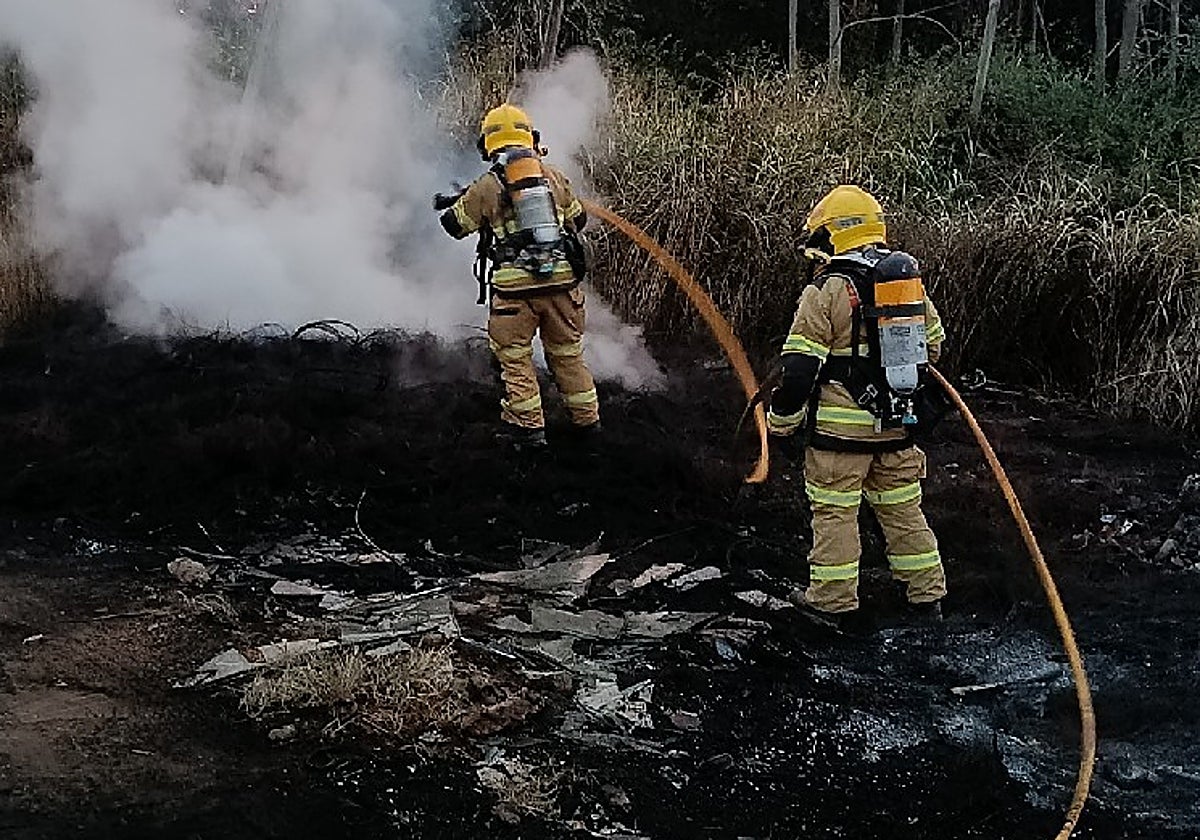 Efectivos de bomberos, sofocando un fuego, en una imagen de archivo.