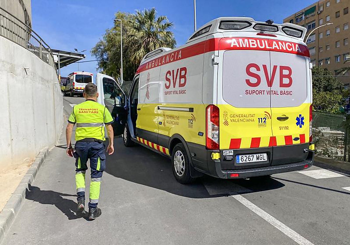 Imagen de archivo de una ambulancia frente al Hospital Doctor Balmis de Alicante