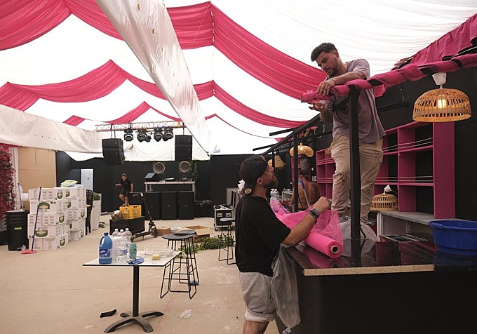 Trabajadores preparando casetas para la Feria de Málaga 2026
