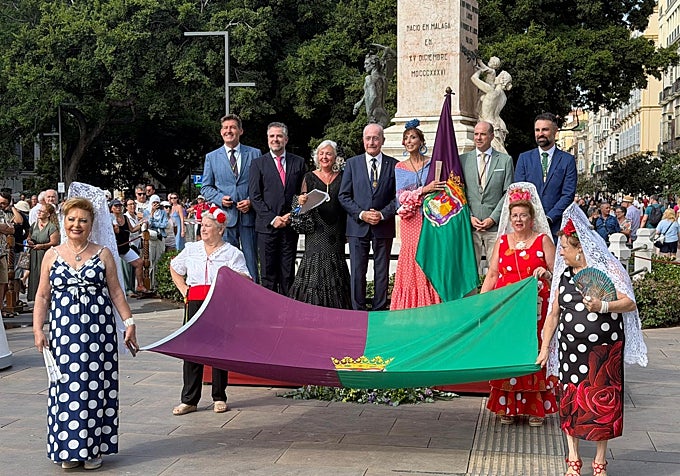 Abanderada y autoridades durante el izado de la bandera en Marqués de Larios