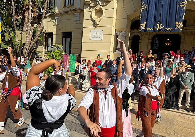 Malagueñas en la puerta principal del Ayuntamiento de la ciudad
