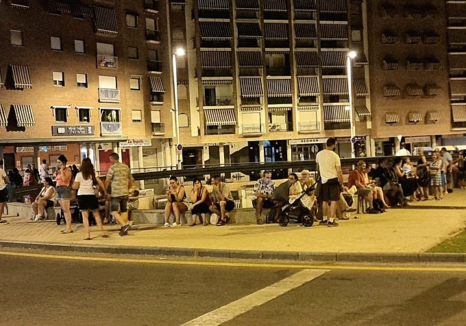 Gente en la calle en Granada, casi a las tres de la mañana, asustada tras sentir los terremotos