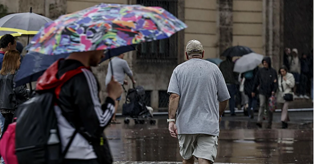 Una fuerte tormenta descarga en Valencia y provoca que el festival Medusa retrase su apertura