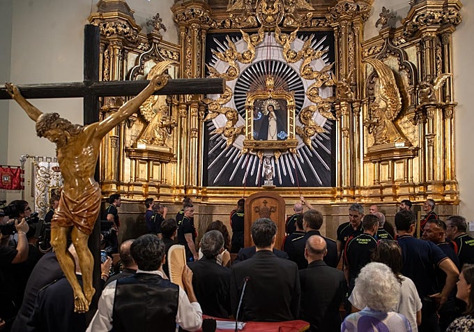 La tradicional bajada del cuadro de la Virgen de la Paloma es el momento culminante de esta fiesta