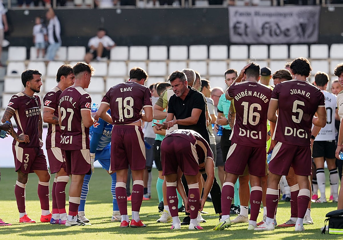Iván Ania da instrucciones a sus jugadores durante una pausa de hidratación frente al Burgos