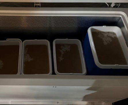 Imagen secundaria 1 - Interior del laboratorio desplegado por el cártel Jalisco en un pueblo de Lérida. La detección de la droga diluida en líquido de vainilla llevó a la Policía Nacional a desarticularlo.