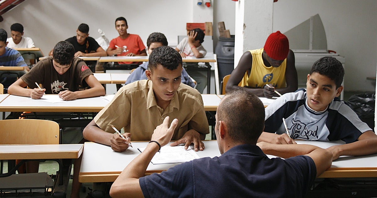 El día a día de los  menas  en Andalucía: «El móvil les hace creer que van a tener una vida muy próspera»