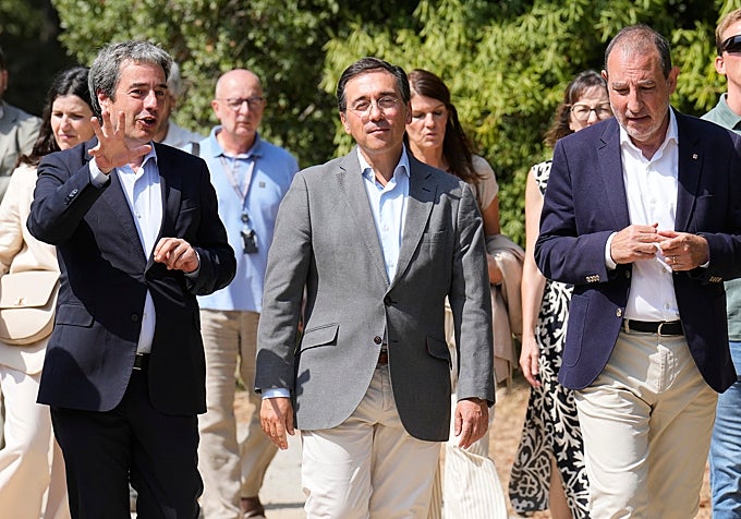 El ministro Albares durante su visIta este lunes a las obras de la Casa Asia en Barcelona.