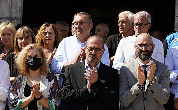 Autoridades en el minuto de silencio por las víctimas de la riada de Manzanedo de Valdueza