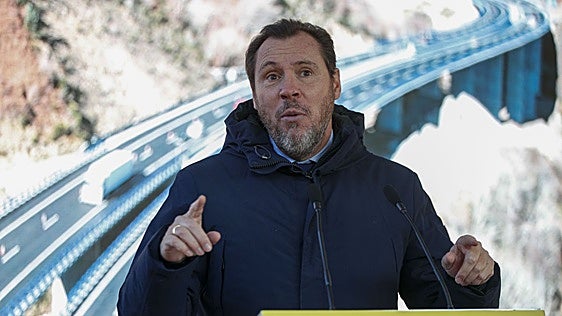 Los transportistas y el PP protestan por «el deterioro» y los cortes de la A-6 en pleno agosto