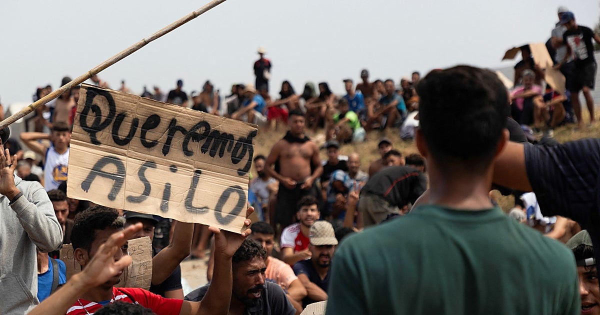 Decenas de inmigrantes de la avalancha en Ceuta logran saltar a la Península