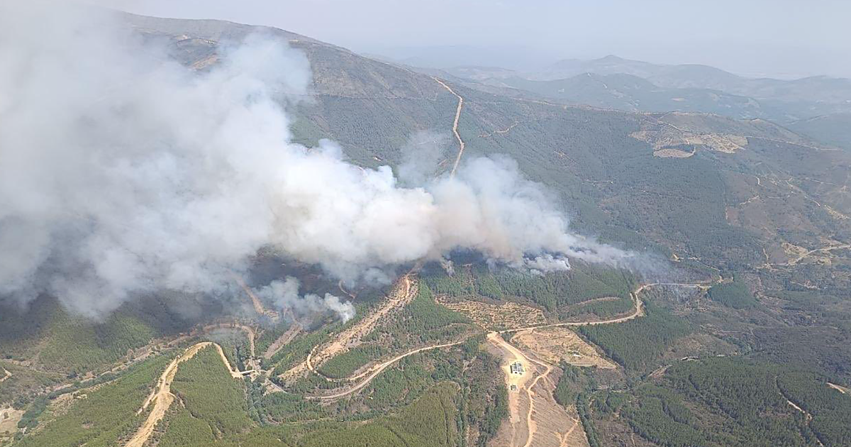 Un incendio en Las Hurdes obliga a activar el nivel 2 de peligrosidad y a evacuar a una veintena de personas