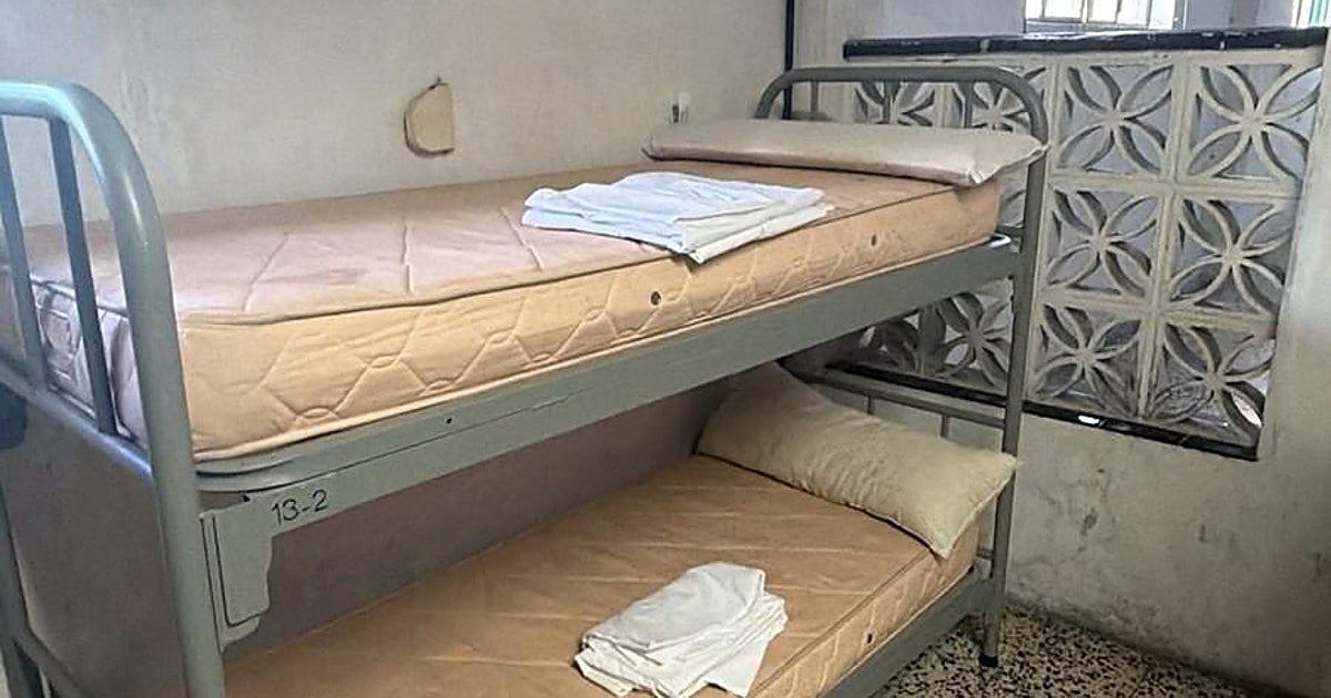 Así viven los policías destinados en Ceuta: una habitación para siete, un baño para 70 y sin aire acondicionado