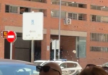 Okupa la casa de su abuela hospitalizada y, cuando van a echarle, lanza a la Policía toda la vajilla