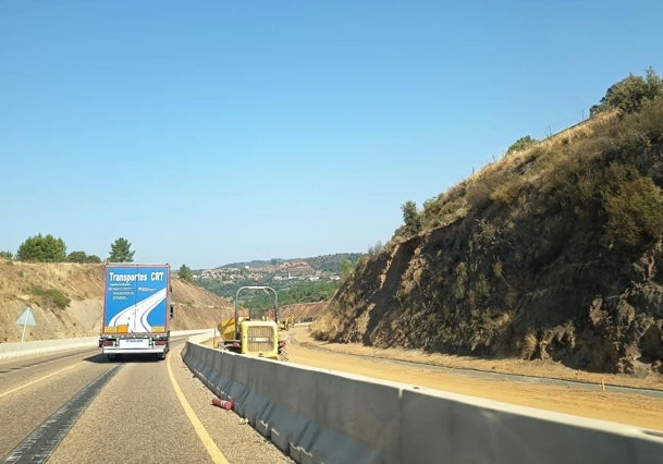 Maquinaria trabajando en las obras de la Autovía del Duero en San Martín del Pedroso (Zamora), cerca de la frontera con Portugal