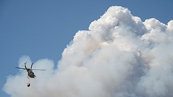 El viento complica el incendio de Las Hurdes, que ya ha entrado en la provincia de Salamanca