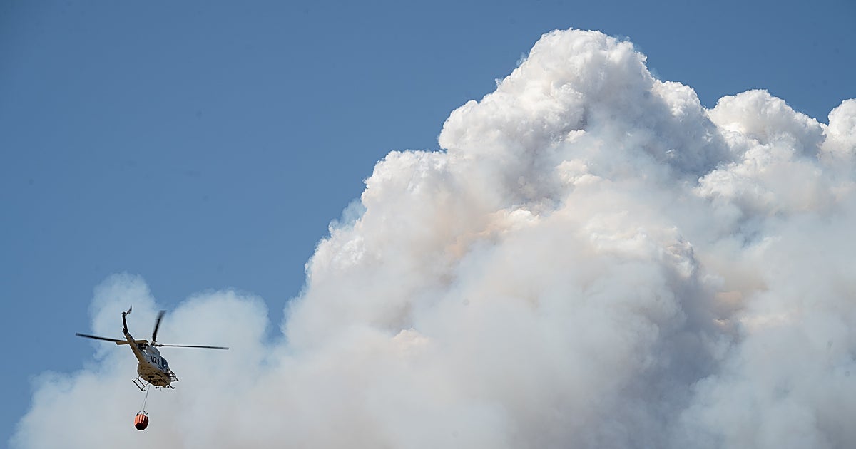 El viento complica el incendio de Las Hurdes, que ya ha entrado en la provincia de Salamanca