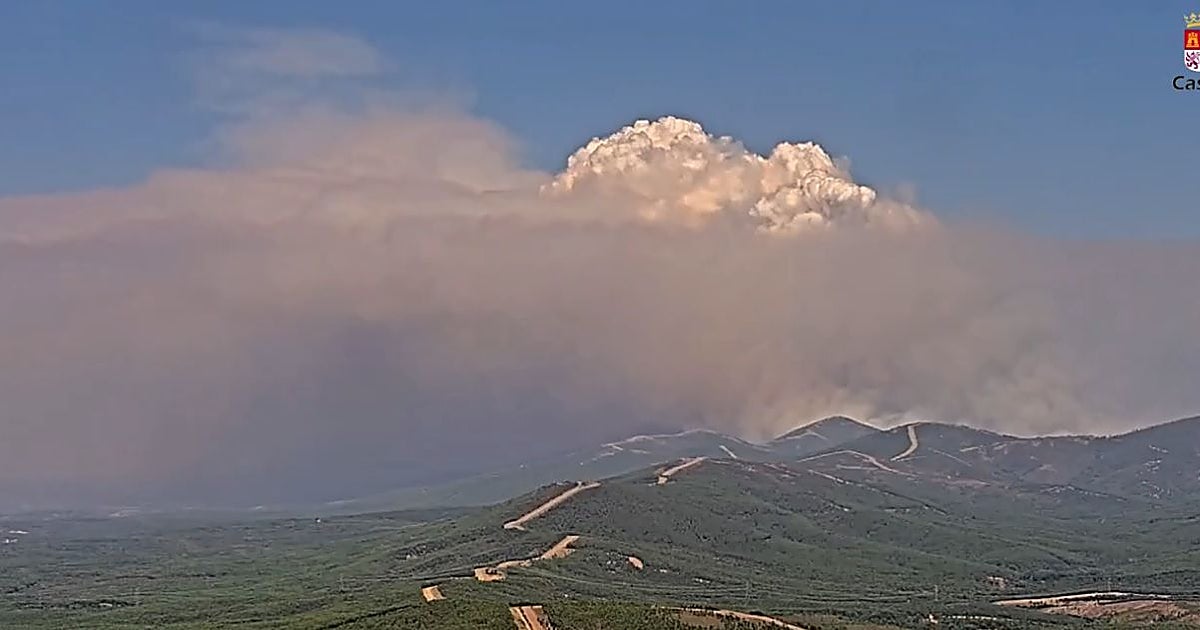 El grave incendio de Cáceres entra en la provincia de Salamanca y obliga a elevar el nivel de riesgo