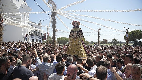Una Venida jubilosa y jubilar lleva a la Virgen a Almonte