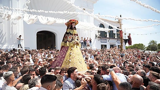 La Virgen del Rocío inicia su traslado a Almonte tras el salto de la reja