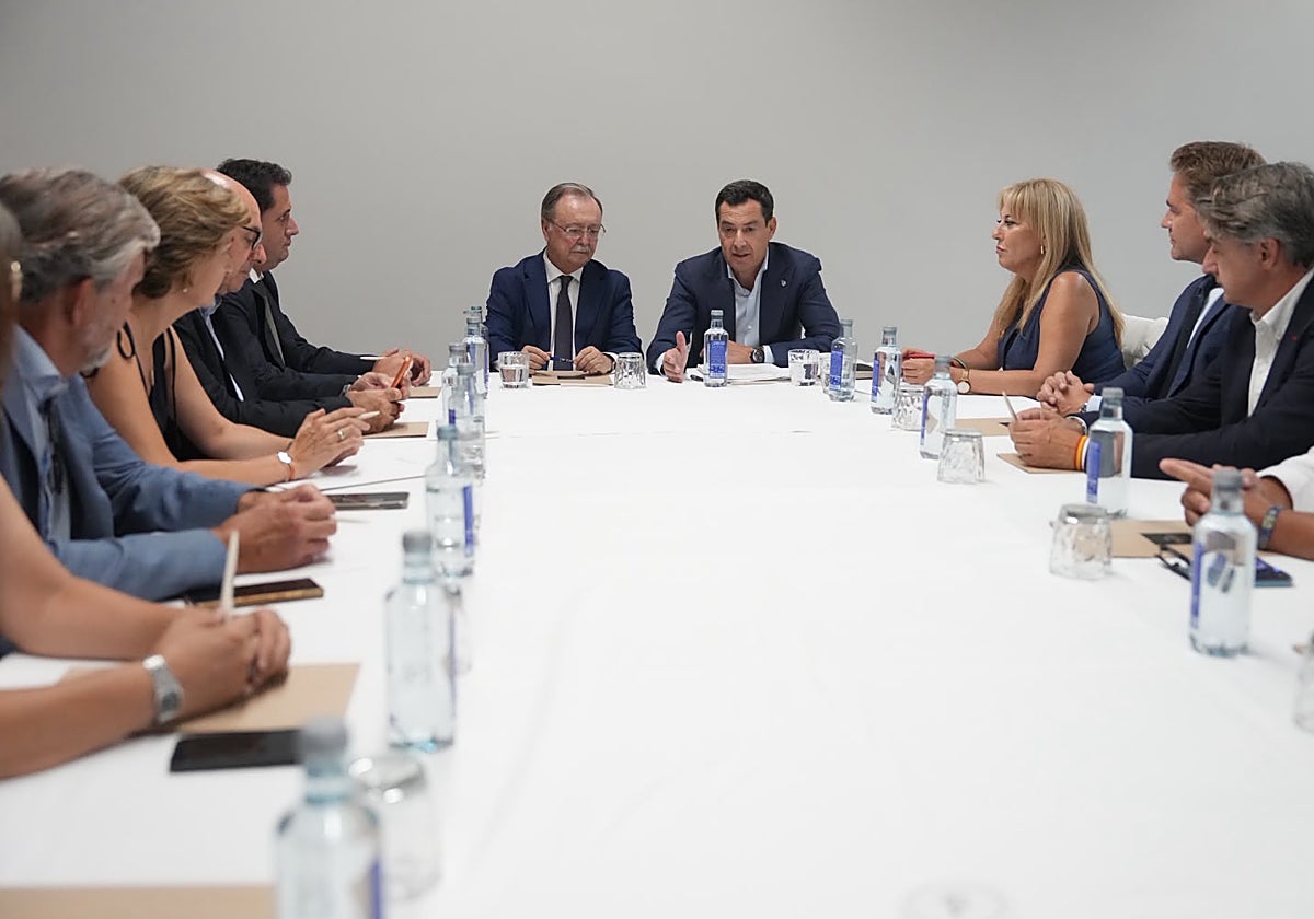Juanma Moreno ofrece a los empresarios de Ceuta las herramientas de promoción de Andalucía ante la crisis migratoria