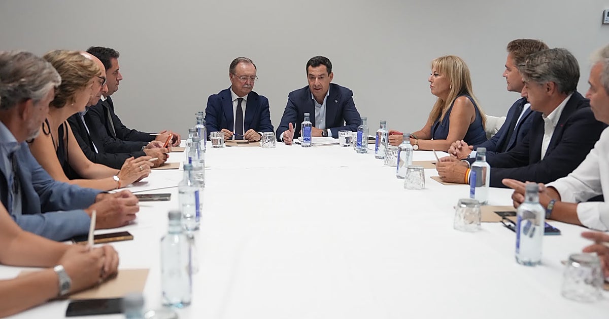 Juanma Moreno ofrece a los empresarios de Ceuta las herramientas de promoción de Andalucía ante la crisis migratoria