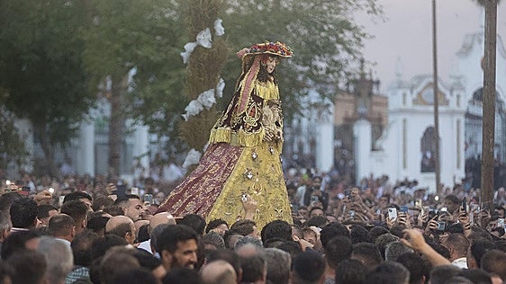 Almonte revive el sueño: La Virgen del Rocío ya está en su pueblo