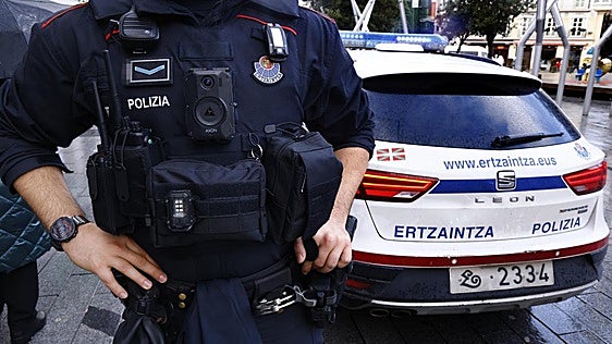 La Ertzaintza identifica 14 posibles víctimas de agresiones sexuales ocurridas en una tienda de golosinas