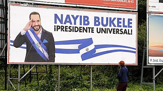 Faustino Vidal, el empresario asturiano fan de Bukele que ha empapelado Oviedo con el presidente salvadoreño
