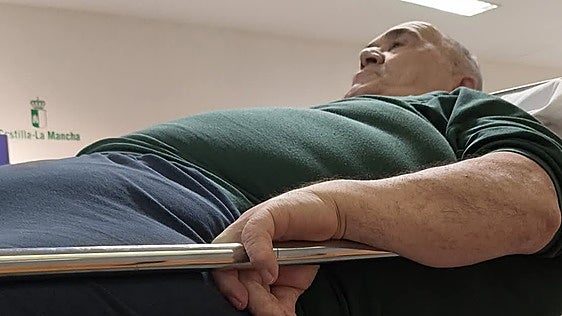 Unos hijos piden al Sescam una solución para su padre: «Solo queremos que vuelva a caminar»