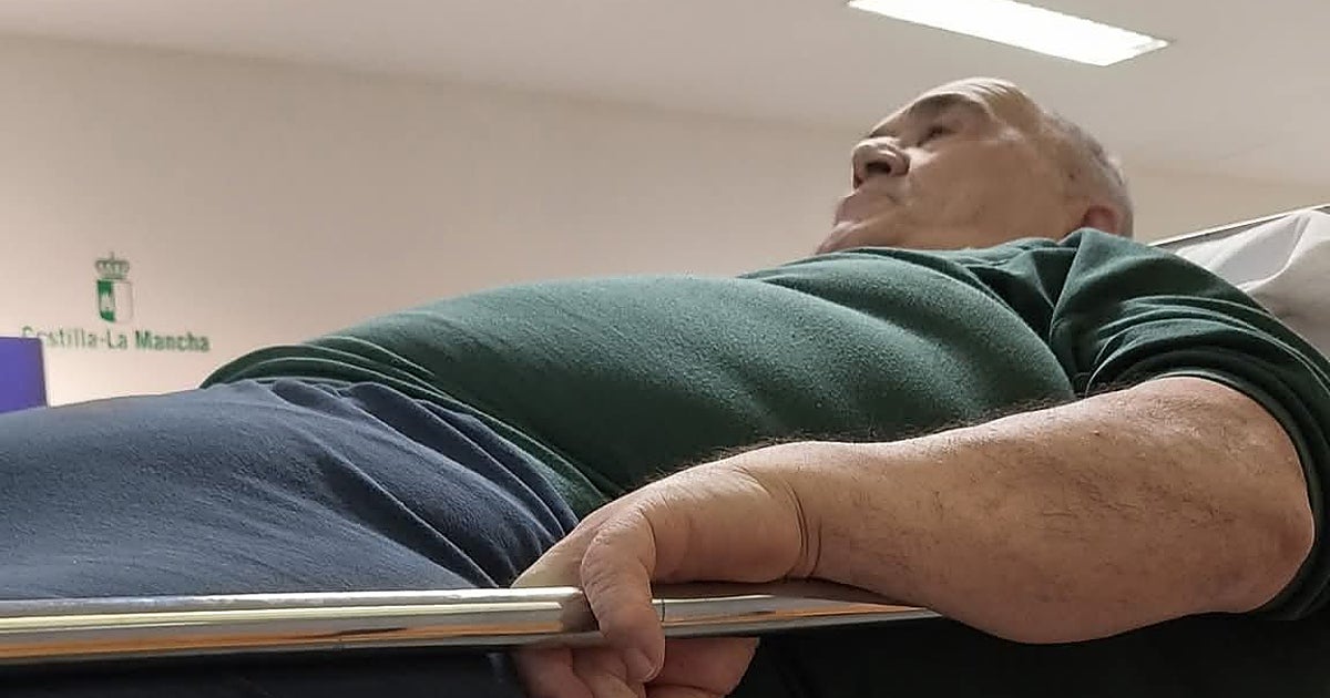 Un hijo pide al Sescam una solución para su padre: «Solo queremos que vuelva a caminar»
