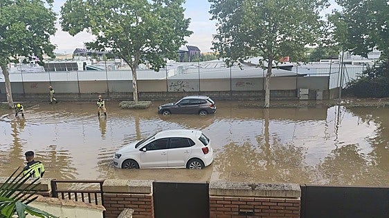 El reventón en una tubería anega parte del barrio de Parquesol en Valladolid