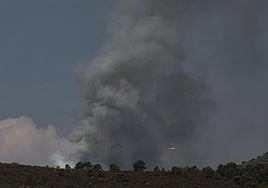 El incendio de la Sierra Calderona obliga a evacuar Gàtova y movilizar a la UME