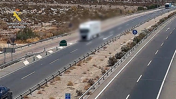 Un camión utiliza la marcha atrás en plena autovía para esquivar una retención en Almería