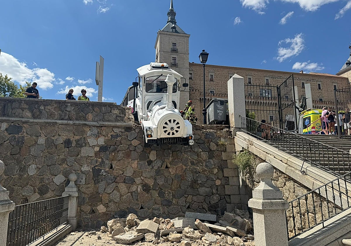 La locomotora del trenecito ha quedado suspendida sobre el muro.