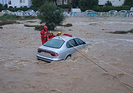 Once heridos, uno crítico, y 400 evacuados por el fuerte temporal en Tarragona