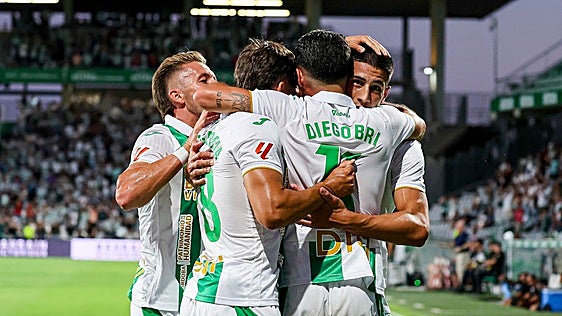 El Córdoba CF rompe una década sin ganar su estreno en El Arcángel en Segunda para empezar a reconstruir su fortín