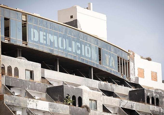 La inscripción de «demolición ya» realizada hace décadas permanece en El Algarrobico
