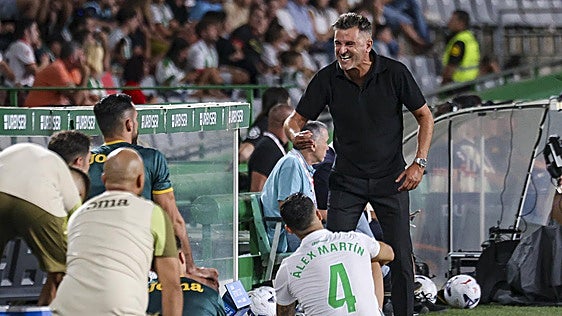 Iván Ania 'raja' de la nueva norma para jugadores que deben ser atendidos: «Cuando es un pelotazo en los huevos, ¿qué quieres que haga el chico?»