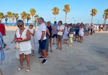 Recogida de firmas durante el 40 aniversario de la independencia de Pilar de la Horadada de Orihuela.