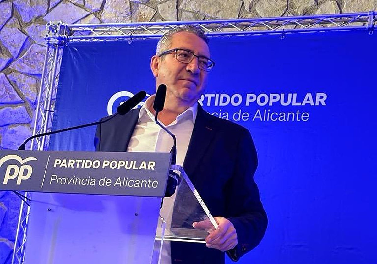 Toni Pérez replica al ministro Puente: «Alicante no renuncia a la segunda pista del aeropuerto»