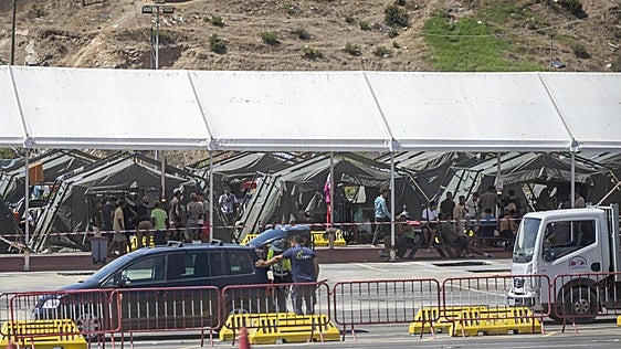 Feijóo pide confinar a los inmigrantes del asalto a Ceuta por riesgo sanitario y Sanidad habla de medidas «desmesuradas»
