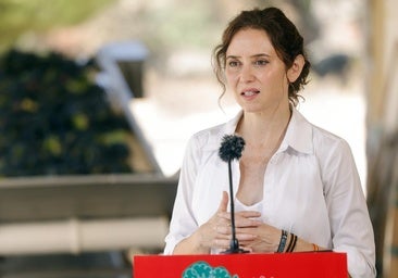 Ayuso esquiva la polémica con Feijóo sobre el ático que compró la Comunidad: «Está en venta, 'chao, pescao'»