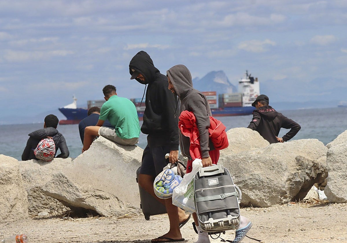 El Gobierno desoyó avisos de expertos y militares sobre la «guerra híbrida» planteada por Marruecos en la frontera