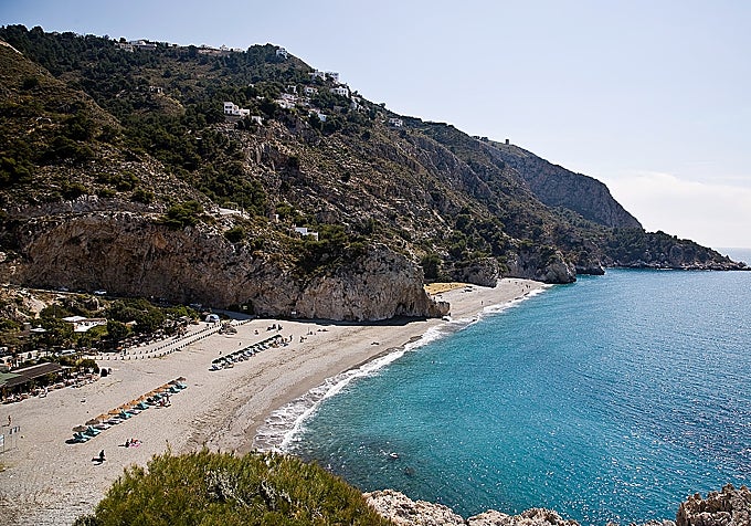 Imagen en la que se aprecia la división de la playa en dos calas