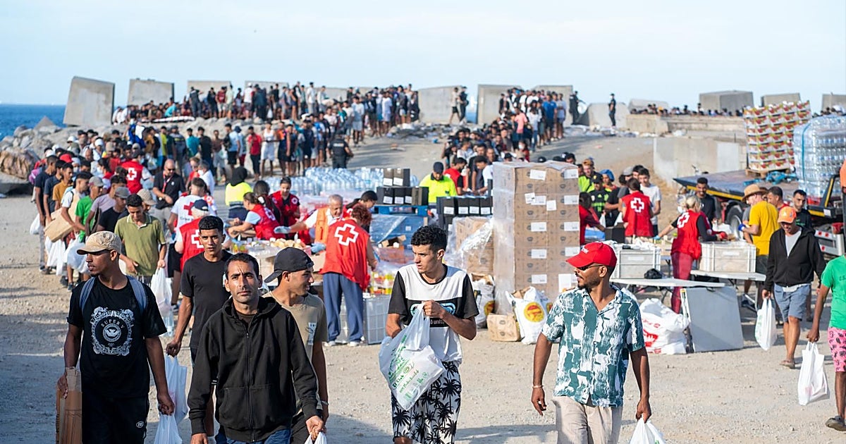 El reparto de comida a los inmigrantes en Ceuta: "Cada día sois más y no hay para todos"
