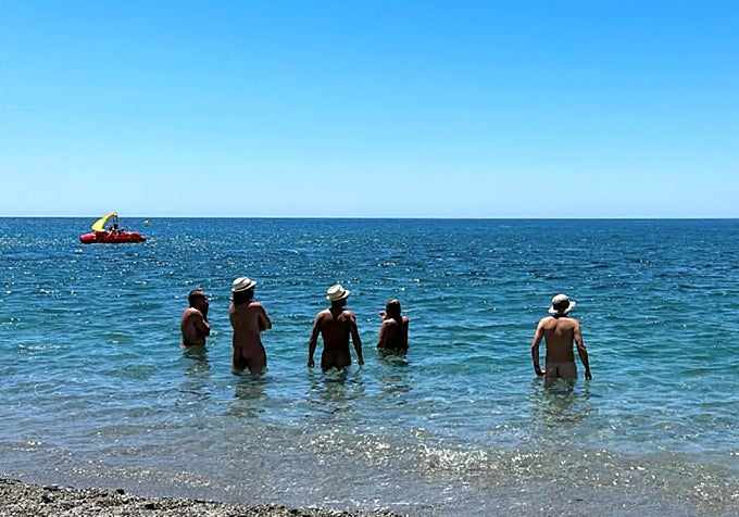 Usuarios habituales se dan un baño desnudos