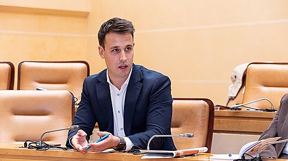 Un edil del PSOE critica que le amenazasen con la expulsión y ahora Moncloa asuma su postura sobre Ceuta