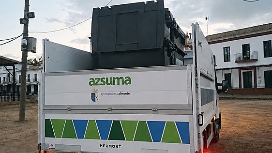 La empresa de limpieza gestiona más de 1.000 toneladas de residuos en el dispositivo de la Venida de la Virgen del Rocío
